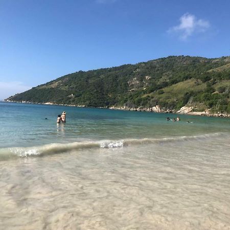 Localizado a 50 m da praia, na Prainha de Arraial do Cabo Exterior foto